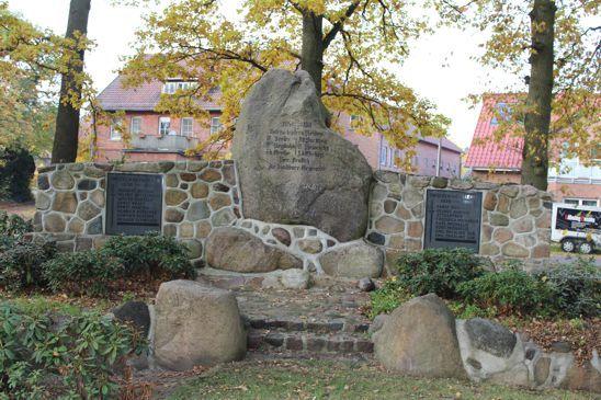 © AK "Stadt & Natur erleben" Stadtmarketing Lehrte - Weltkriegedenkmal