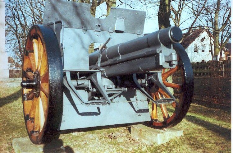 © Manfred Fehlauer - Kanone - Dieses Geschütz verschoss Patronenmunition, Granaten und Schrapnells mit einem Geschossgewicht von 6,85 kg und 465 m/sec Anfangsgeschwindigkeit bis auf 7.800 m Schussweite. Sie war im 1. WK das Hauptgeschütz der Feldartillerie. Hergestellt von Krupp und Rheinmetall, bei Kriegsbeginn waren über 5.000 Stück vorhanden.
