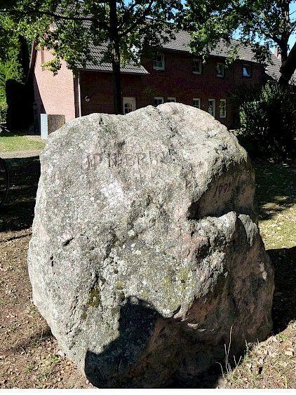 © AK "Stadt & Natur erleben" Stadtmarketing Lehrte - Gedenkstein up´n Brinke